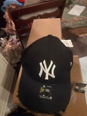 Source Unknown Black New York Yankees Baseball Cap with White Embroidered Logo